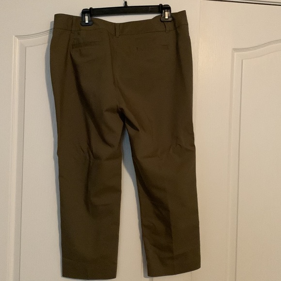 Chaus New York size 14 olive green cropped slacks - Picture 5 of 5